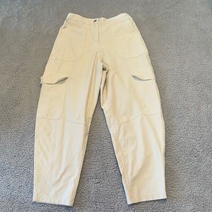 Lululemon Light Utilitech Cargo Pocket High-Rise Pant
ColourNatural Ivory SZ 27